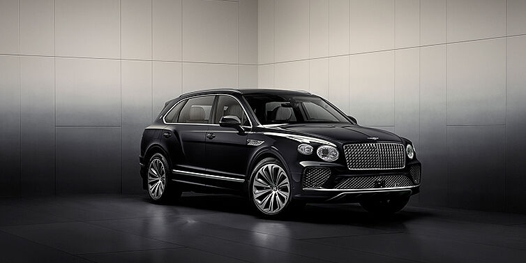 Bentley Bentayga EWB SUV ở góc ảnh 3/4 với sơn ngoại thất xám đen Light Onyx di sản Mulliner, phiên bản Atelier Edition, thể hiện sự mạnh mẽ và tinh tế..