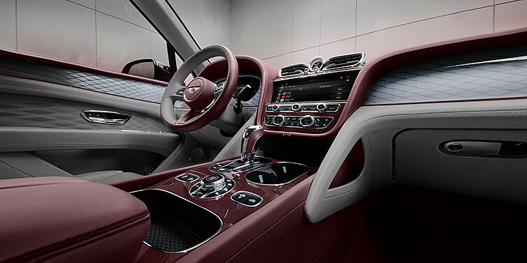 Chi tiết nội thất Bentley Bentayga EWB với da đỏ Cricketball và xám Gravity Grey, bảng điều khiển nhôm phay xước và viền cửa sổ nhôm họa tiết kim cương, phiên bản Atelier Edition