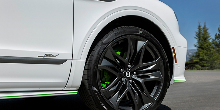 Bentley Bentayga Speed features all-new 23-inch wheels exclusive to this version, with Hyper Green painted brake calipers.